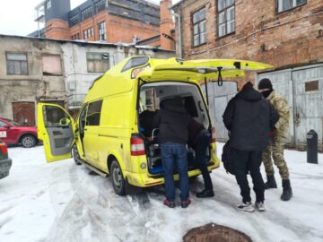 With local Ukrainian help two ambulances helped wounded people getting the necessary first aid.